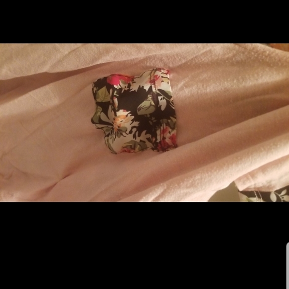 A flower shirt been worn three times no stains - Picture 2 of 4